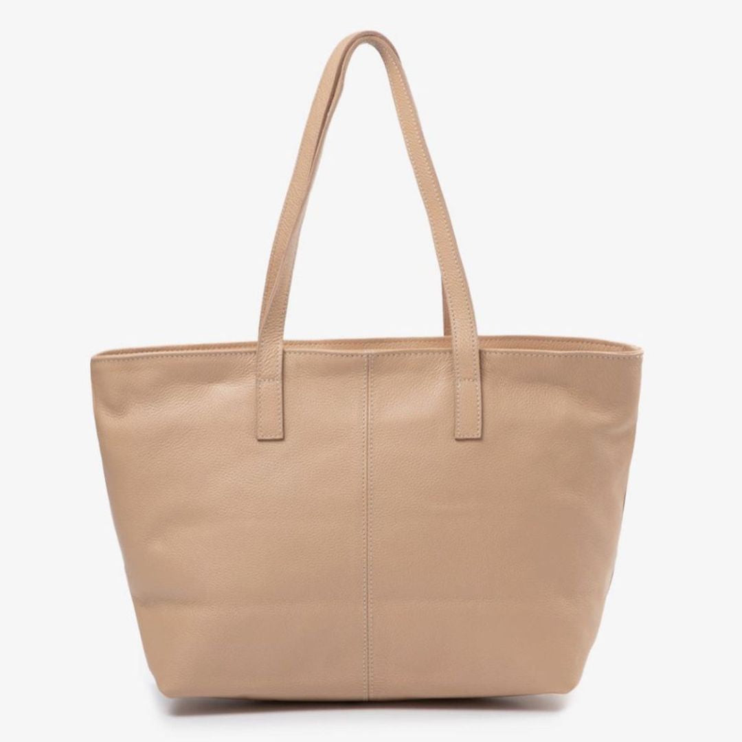 A Bolsa em Couro Duda é a perfeita combinação de sofisticação e praticidade, projetada para mulheres modernas que buscam funcionalidade sem abrir mão do estilo.