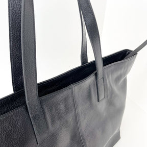 A Bolsa em Couro Duda é a perfeita combinação de sofisticação e praticidade, projetada para mulheres modernas que buscam funcionalidade sem abrir mão do estilo.