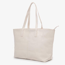 A Bolsa em Couro Duda é a perfeita combinação de sofisticação e praticidade, projetada para mulheres modernas que buscam funcionalidade sem abrir mão do estilo.