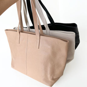 A Bolsa em Couro Duda é a perfeita combinação de sofisticação e praticidade, projetada para mulheres modernas que buscam funcionalidade sem abrir mão do estilo.