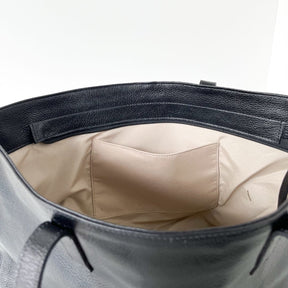 A Bolsa em Couro Duda é a perfeita combinação de sofisticação e praticidade, projetada para mulheres modernas que buscam funcionalidade sem abrir mão do estilo.