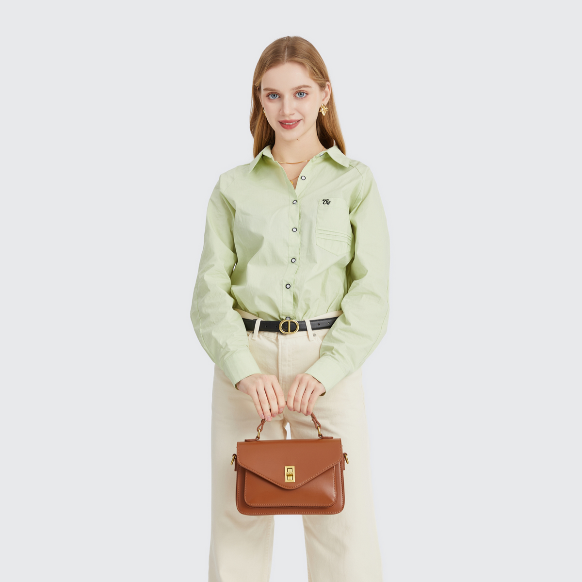 Bolsa Raquel em material sintético premium, elegante e moderna. Resistente, com ferragens douradas envelhecidas e design versátil para o dia a dia.
