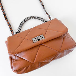 Bolsa Selena com detalhe matelassê, moderna e sofisticada. Em material sintético premium, espaçosa e durável, ideal para o dia a dia com estilo e praticidade.