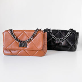 Bolsa Selena com detalhe matelassê, moderna e sofisticada. Em material sintético premium, espaçosa e durável, ideal para o dia a dia com estilo e praticidade.