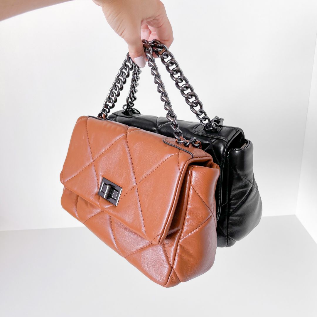 Bolsa Selena com detalhe matelassê, moderna e sofisticada. Em material sintético premium, espaçosa e durável, ideal para o dia a dia com estilo e praticidade.