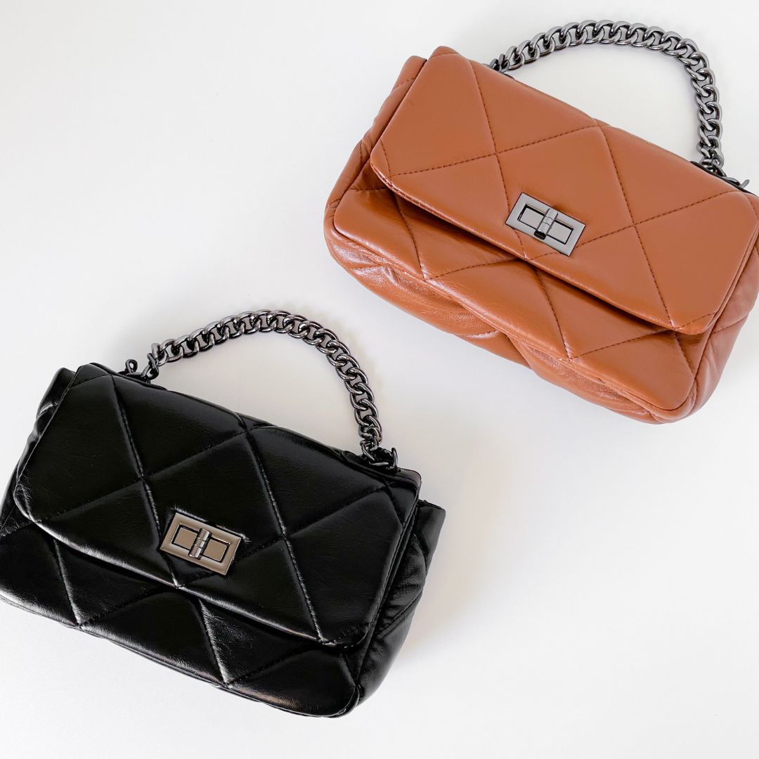 Bolsa Selena com detalhe matelassê, moderna e sofisticada. Em material sintético premium, espaçosa e durável, ideal para o dia a dia com estilo e praticidade.