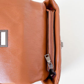 Bolsa Selena com detalhe matelassê, moderna e sofisticada. Em material sintético premium, espaçosa e durável, ideal para o dia a dia com estilo e praticidade.