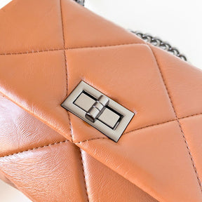 Bolsa Selena com detalhe matelassê, moderna e sofisticada. Em material sintético premium, espaçosa e durável, ideal para o dia a dia com estilo e praticidade.
