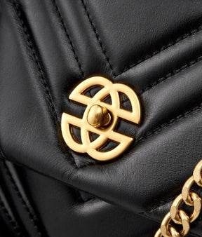 Bolsa Zoe em couro legítimo, média e elegante, com design matelassê. Versátil, espaçosa e segura, ideal para o dia a dia, viagens ou eventos especiais.