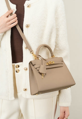 Bolsa Helena em couro legítimo, pequena, elegante e durável. Design clássico inspirado em Grace Kelly, perfeita para quem busca sofisticação atemporal.