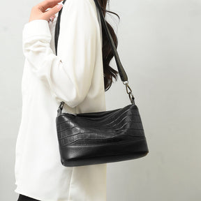 Bolsa Alicia em couro legítimo, compacta e funcional. Design minimalista, alça regulável e espaço ideal para itens essenciais com praticidade e estilo.