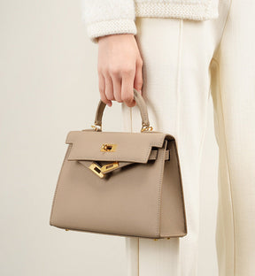 Bolsa Helena em couro legítimo, pequena, elegante e durável. Design clássico inspirado em Grace Kelly, perfeita para quem busca sofisticação atemporal.