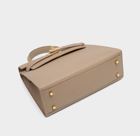 Bolsa Helena em couro legítimo, pequena, elegante e durável. Design clássico inspirado em Grace Kelly, perfeita para quem busca sofisticação atemporal.