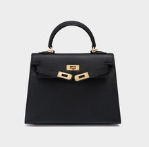 Bolsa Helena em couro legítimo, pequena, elegante e durável. Design clássico inspirado em Grace Kelly, perfeita para quem busca sofisticação atemporal.